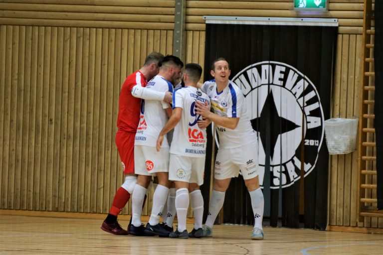 Kampen om serieledningen intensifieras