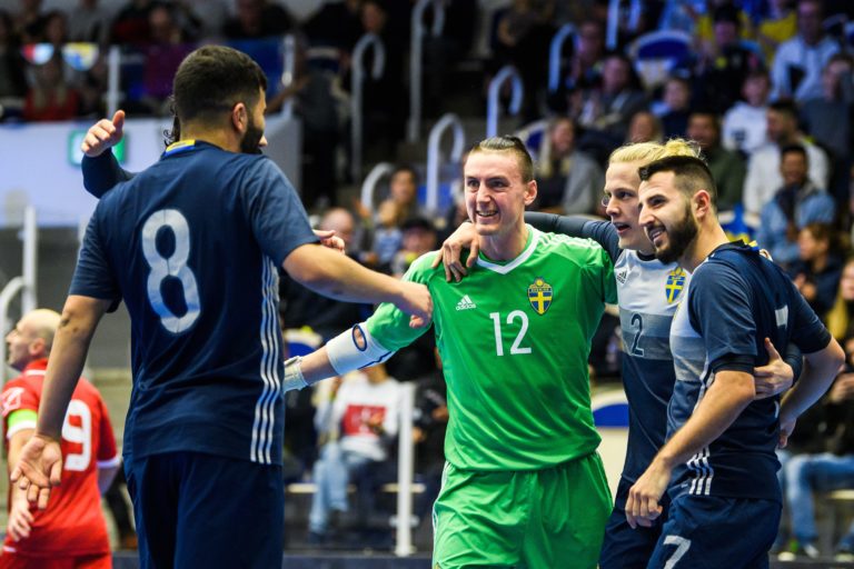 Sverige är vidare – Najafi tvåmålsskytt i segern